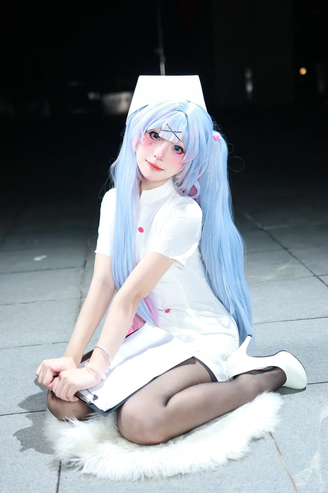 【初音未来cos】兔子洞里的护士，黑白交锋里的视觉张力 - 第 2 张