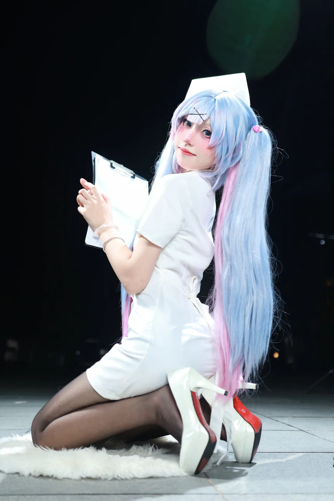 【初音未来cos】兔子洞里的护士，黑白交锋里的视觉张力 - 第 3 张