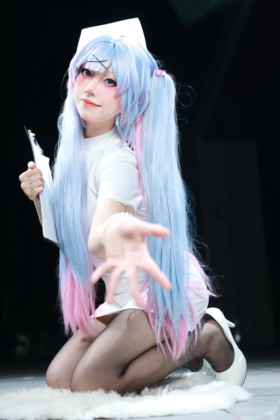 【初音未来cos】兔子洞里的护士，黑白交锋里的视觉张力 - 第 4 张