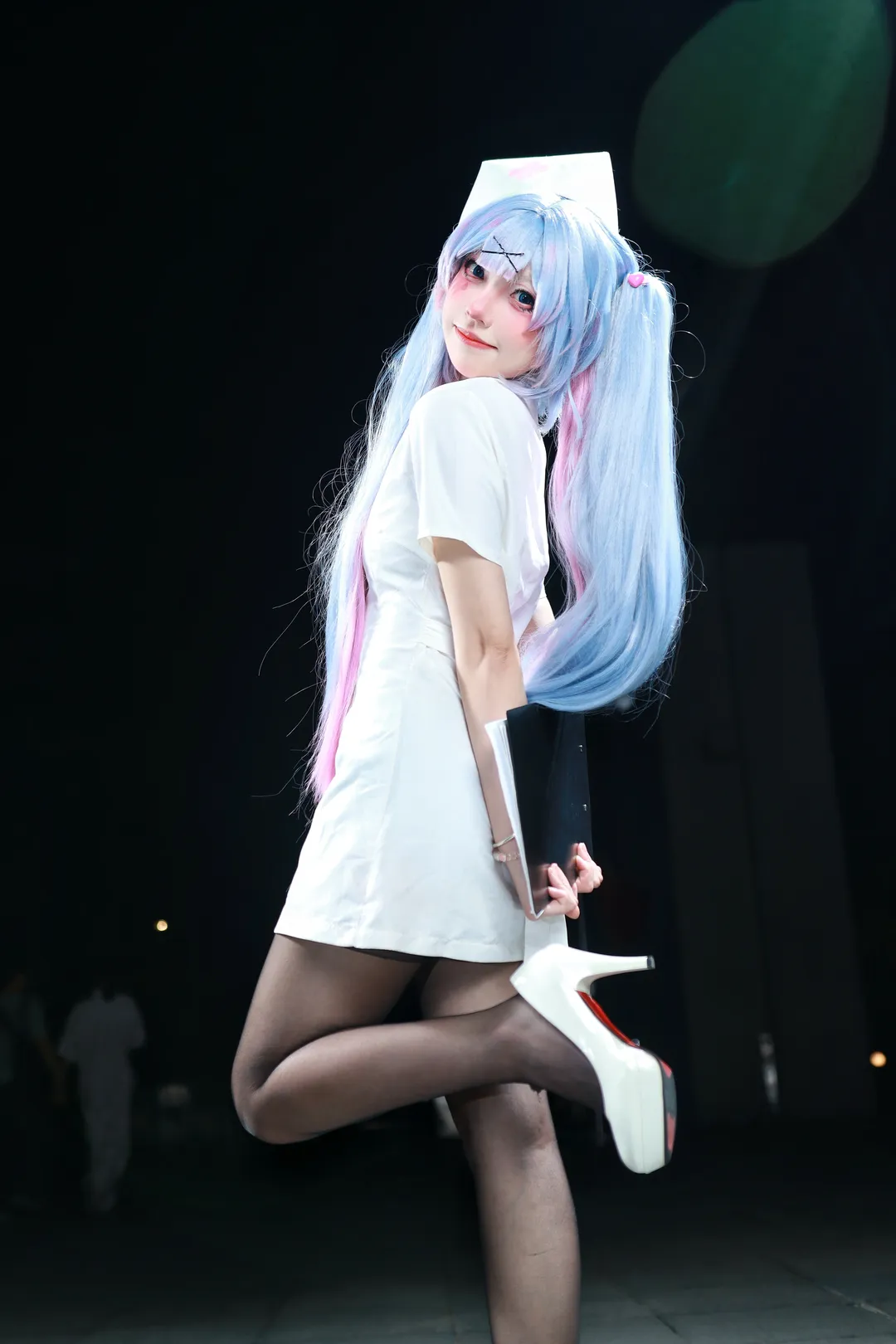【初音未来cos】兔子洞里的护士，黑白交锋里的视觉张力