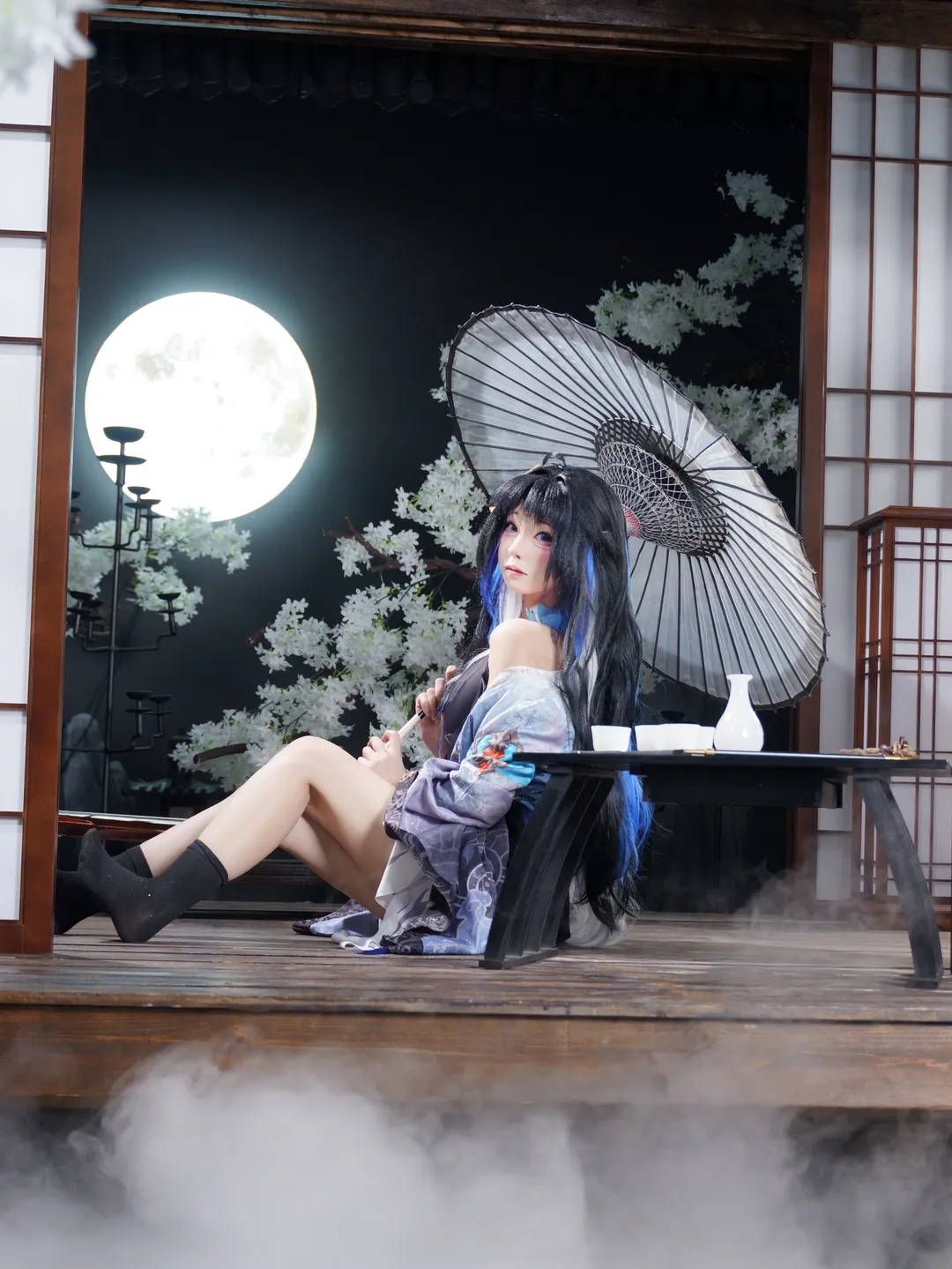 【秧秧cos】月下鸣潮，古风棚里的清冷片刻 - 第 1 张