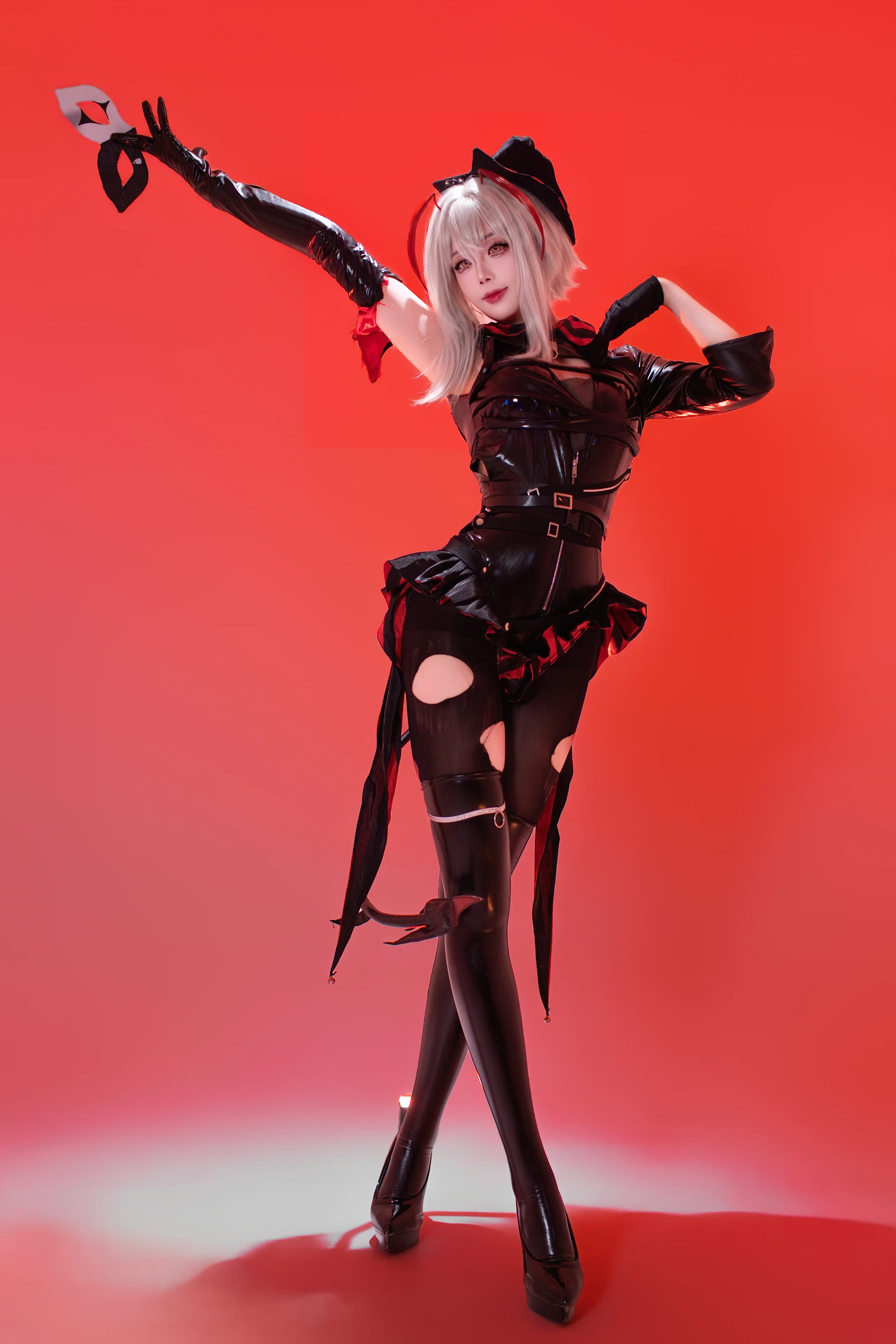 【W cos】舞臺上的音律聯覺，紅黑漆皮的特別演繹 - 第 1 張