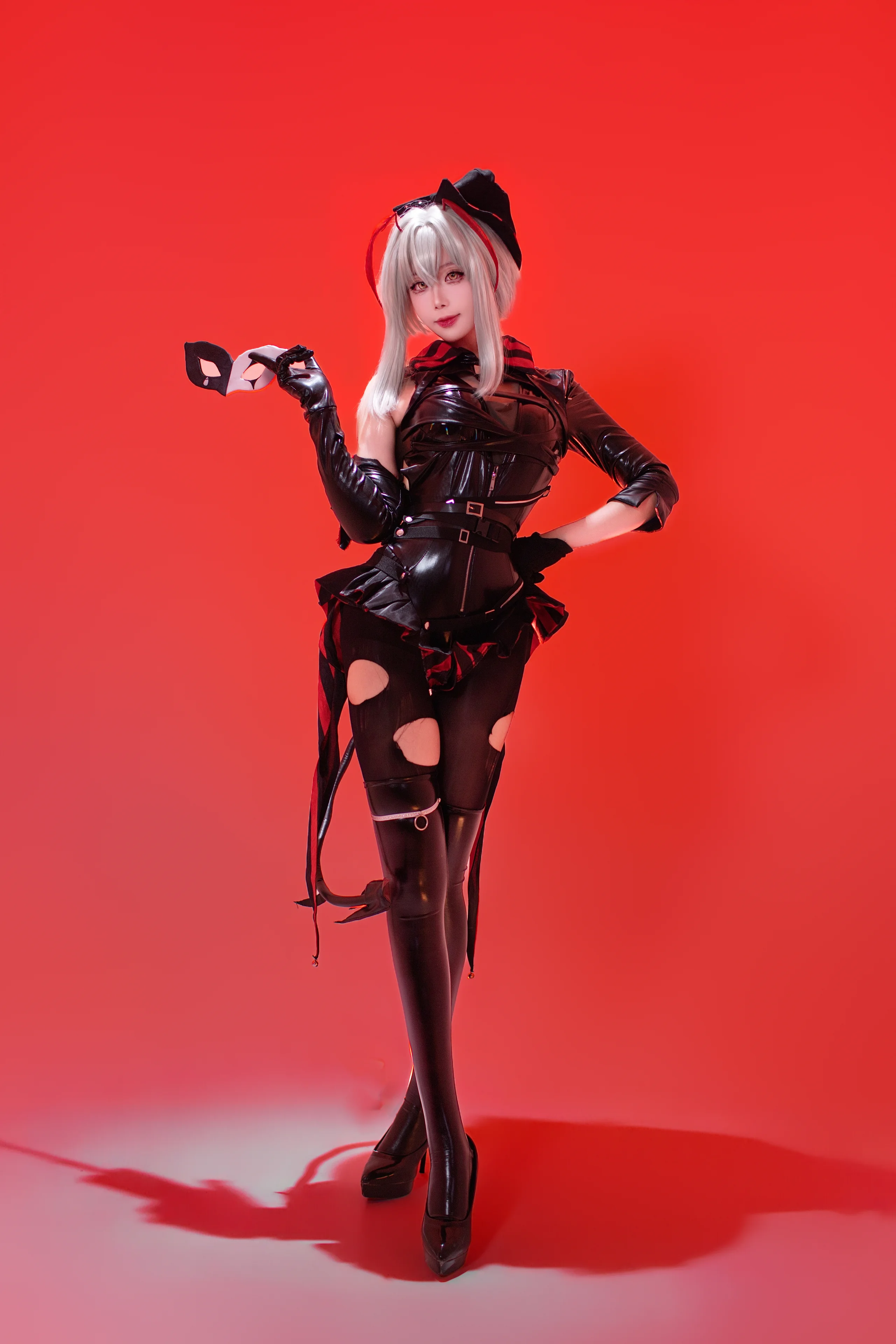 【W cos】舞臺上的音律聯覺，紅黑漆皮的特別演繹 - 第 2 張