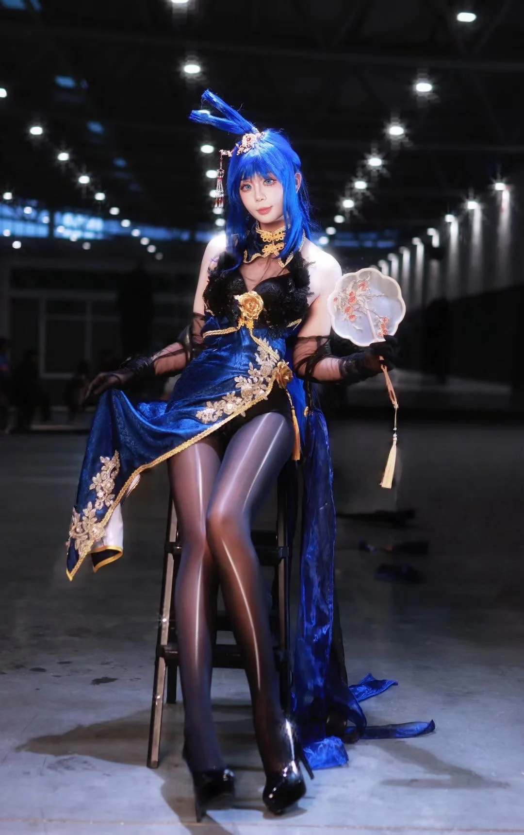 [Azur Lane New Jersey Cosplay] Chinese-Style Qipao Outfit Moments at a Night Convention - Image 1