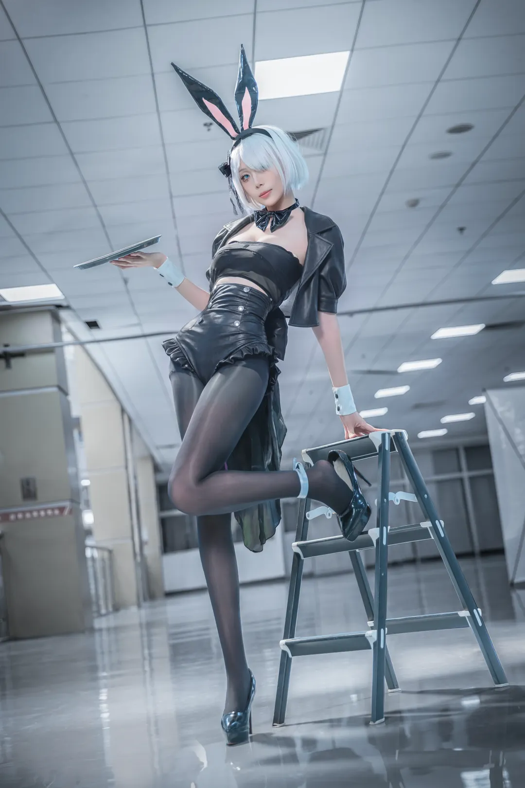 【2B cos】尼尔机械纪元，创意兔女郎造型与冷调仰拍 - 第 2 张