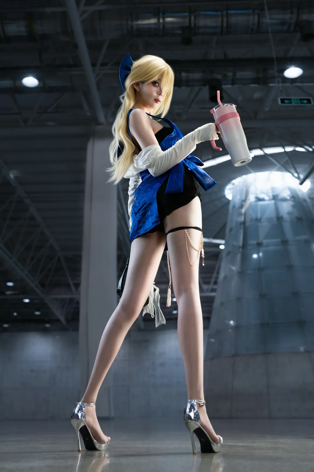 【ウィルヘルミナコスプレ】青いサテンと金色のロングヘア、展示ホールでのカジュアルなひととき - 2 枚目