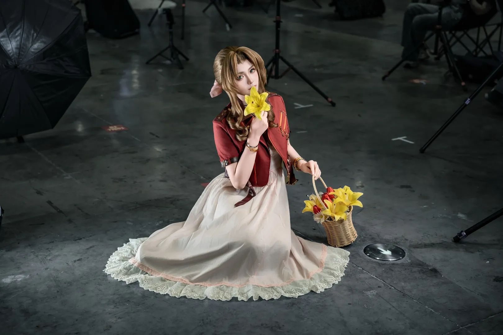【アリス コスプレ】『ファイナルファンタジーVII』花かごと赤いジャケットのイベントの瞬間 - 3 枚目