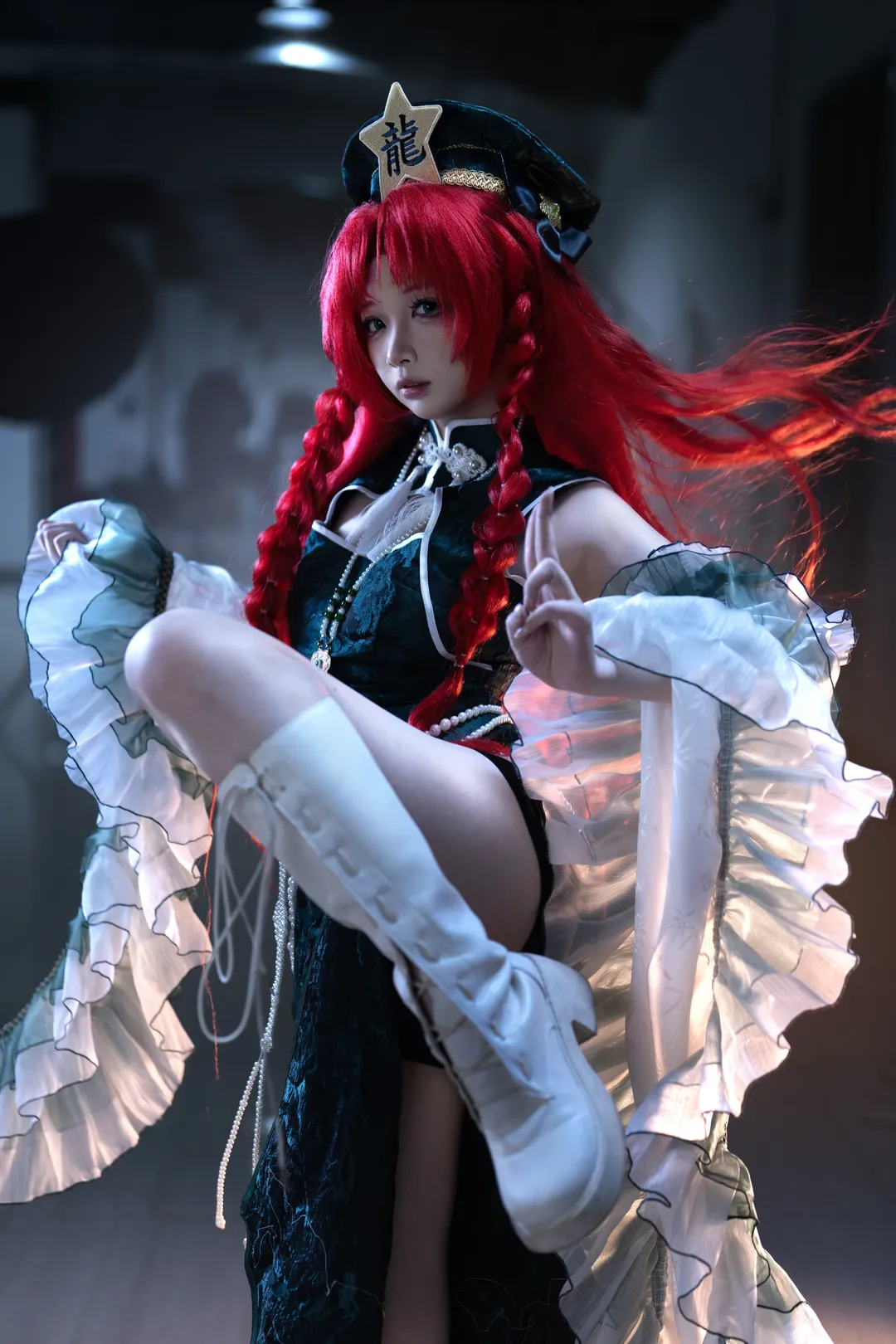 【红美铃cos】东方project中的战斗少女，暗调下的高抬腿太飒了 - 第 1 张