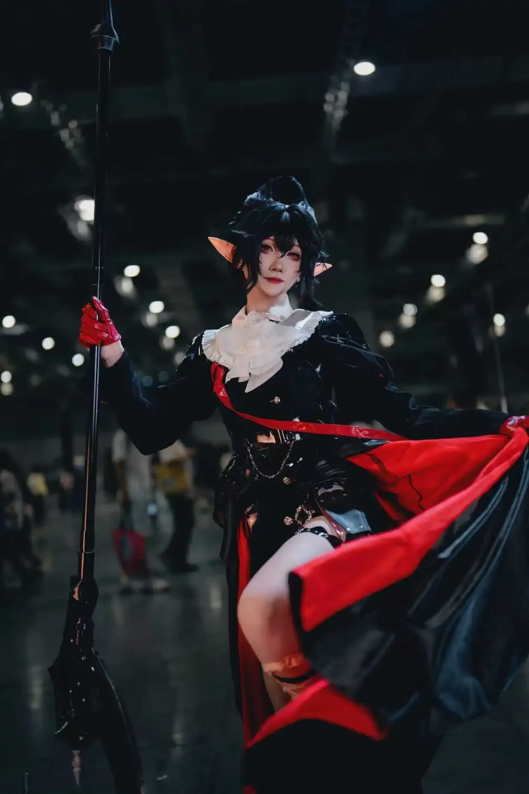 【隐德来希cos】明日方舟里举起长镰刀的漫展场照 - 第 1 张