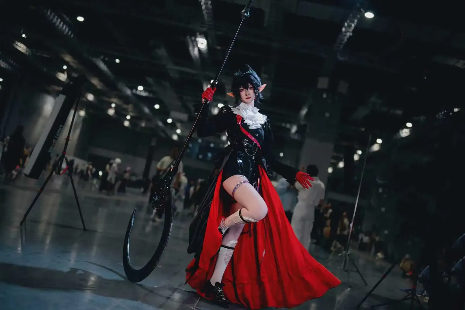 【隐德来希cos】明日方舟里举起长镰刀的漫展场照 - 第 2 张