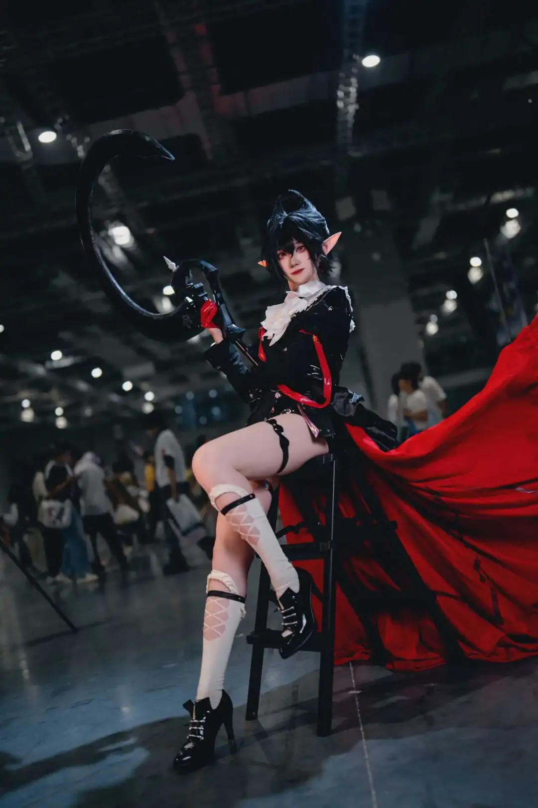 【隐德来希cos】明日方舟里举起长镰刀的漫展场照 - 第 4 张