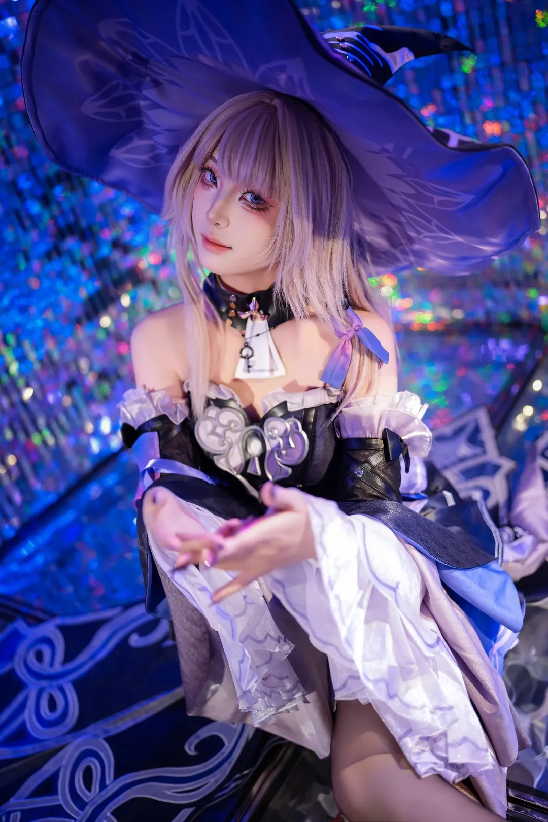 【大黑塔cos】崩坏星穹铁道魔女装束的霓虹光影 - 第 1 张