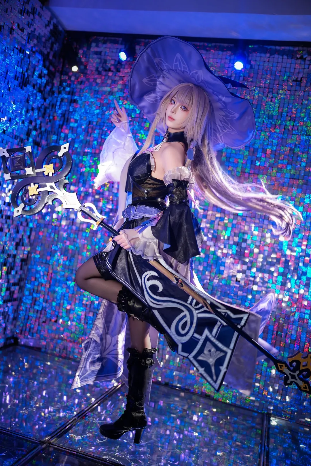 【大黑塔cos】崩坏星穹铁道魔女装束的霓虹光影 - 第 2 张