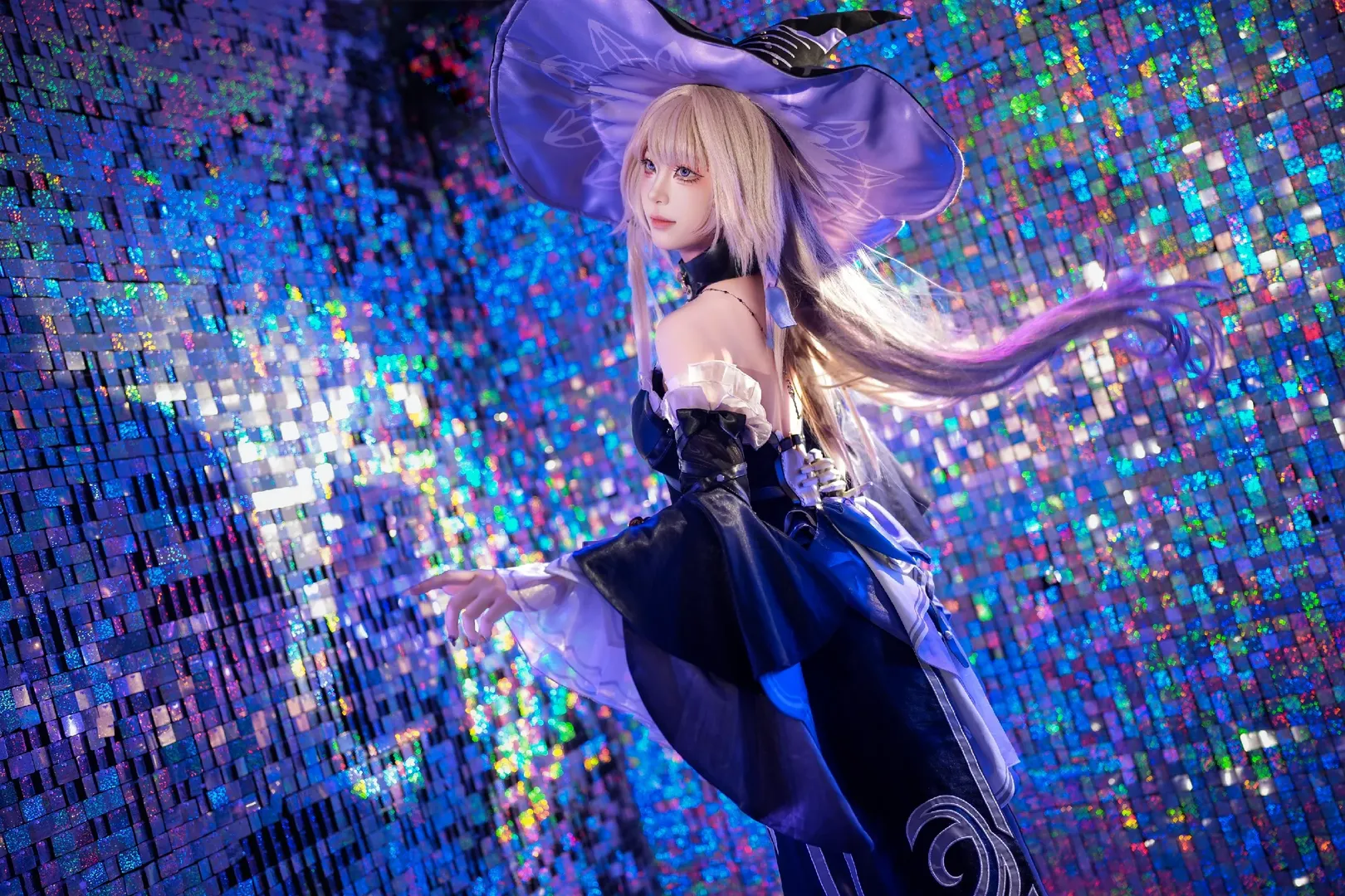 【大黑塔cos】崩坏星穹铁道魔女装束的霓虹光影 - 第 3 张