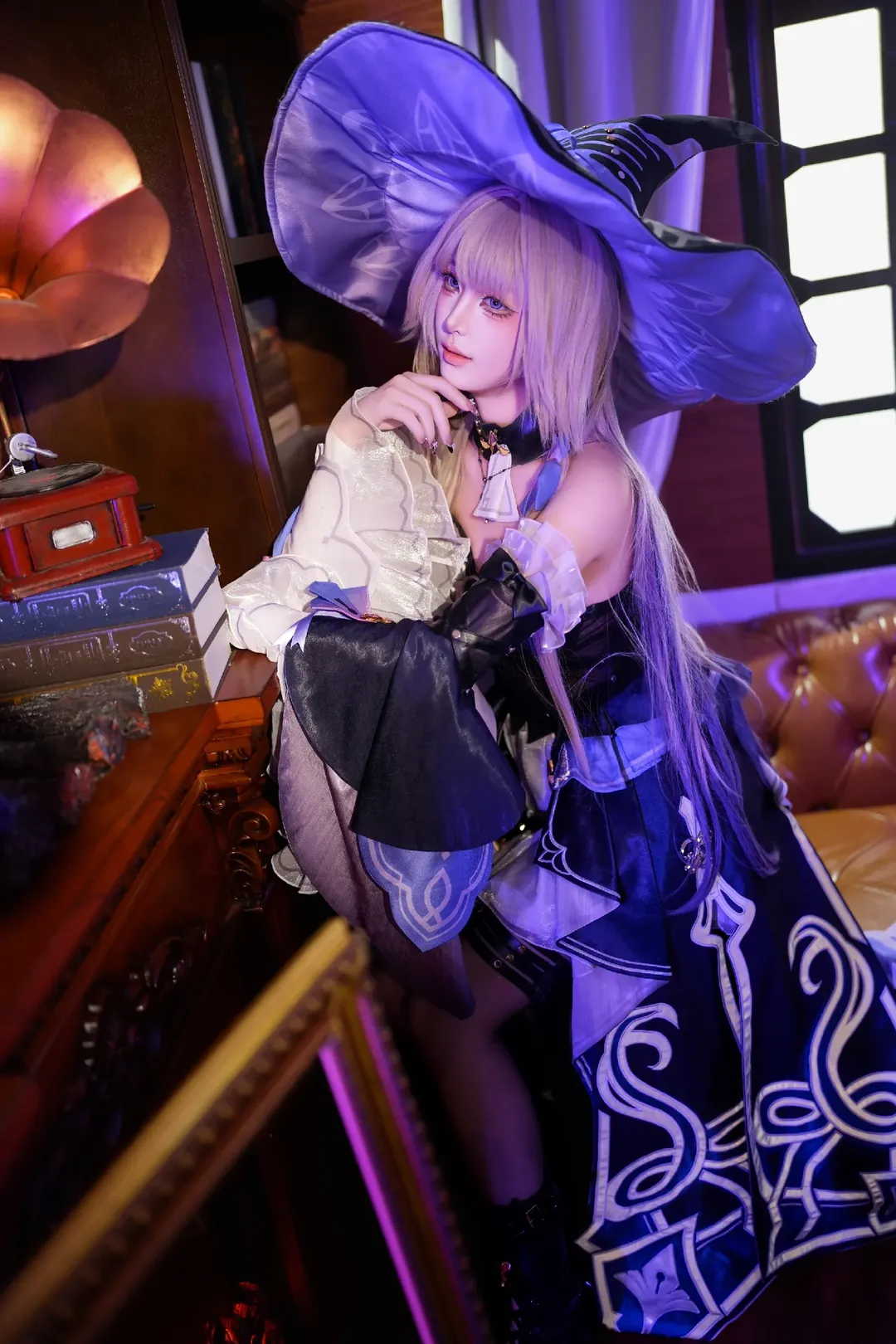 【大黑塔cos】崩坏星穹铁道魔女装束的霓虹光影 - 第 4 张