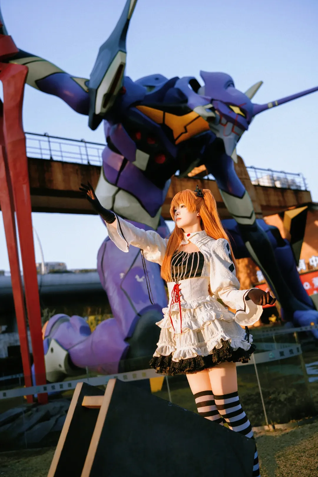 【明日香cos】穿著哥特洋裝與EVA新世紀福音戰士的巨大初號機合影