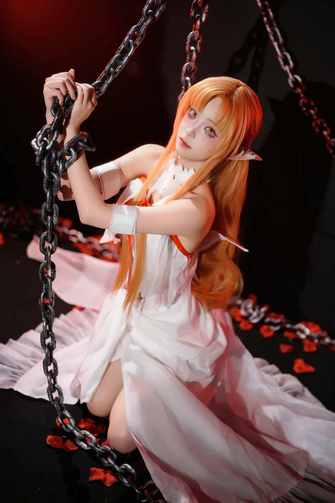 【亚丝娜cos】刀剑神域ALO篇纯白囚服造型，暗黑与纯白场景切换 - 第 2 张