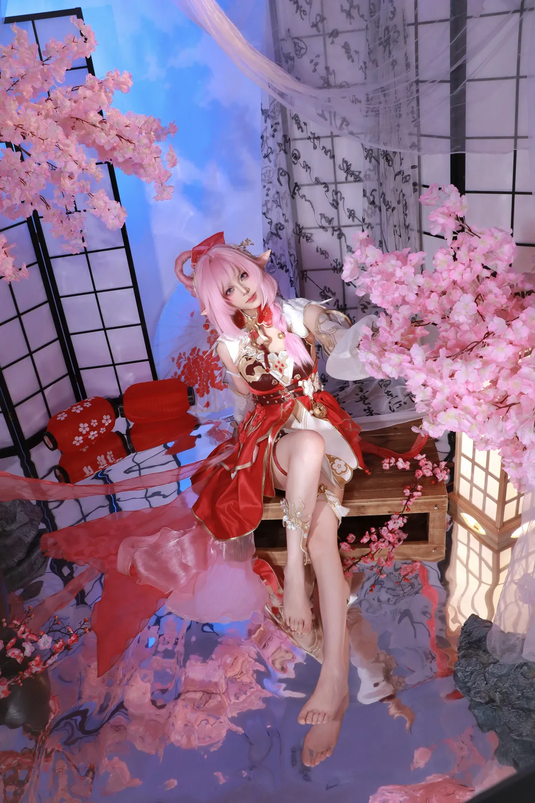 【爱莉希雅cos】崩坏3春好桃夭，红白交织的甜美瞬间 - 第 1 张