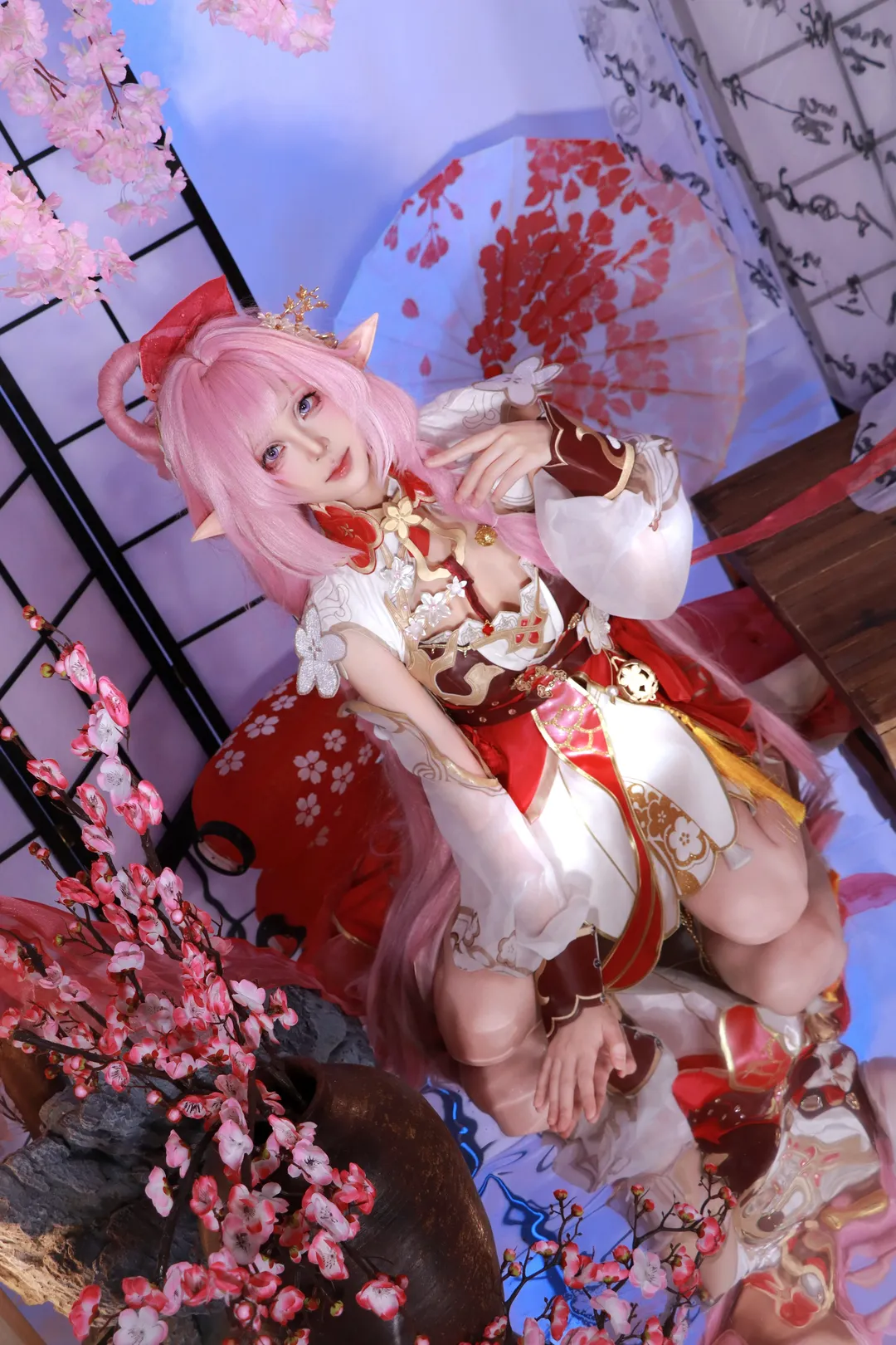 【爱莉希雅cos】崩坏3春好桃夭，红白交织的甜美瞬间 - 第 3 张