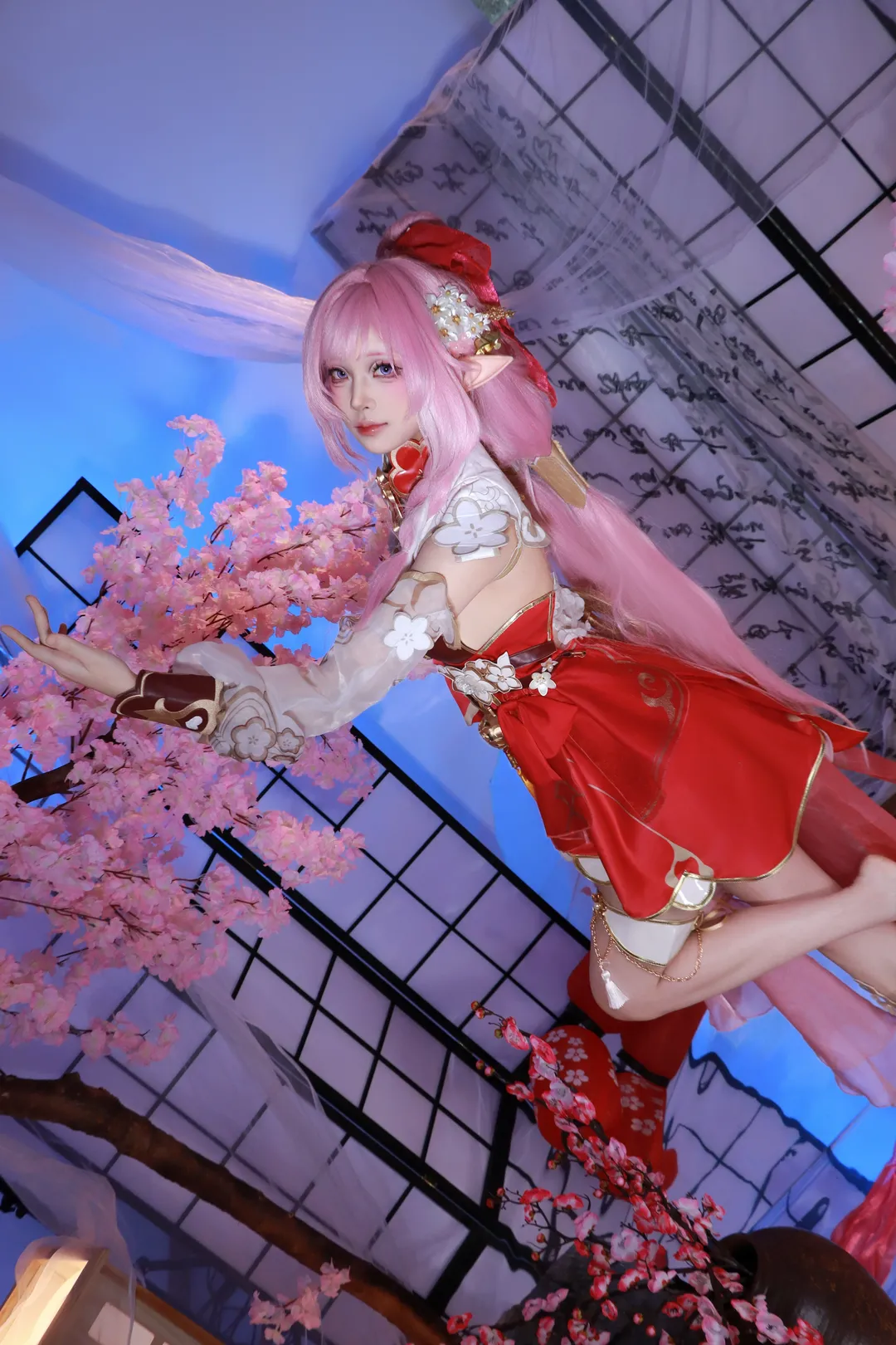 【爱莉希雅cos】崩坏3春好桃夭，红白交织的甜美瞬间 - 第 5 张