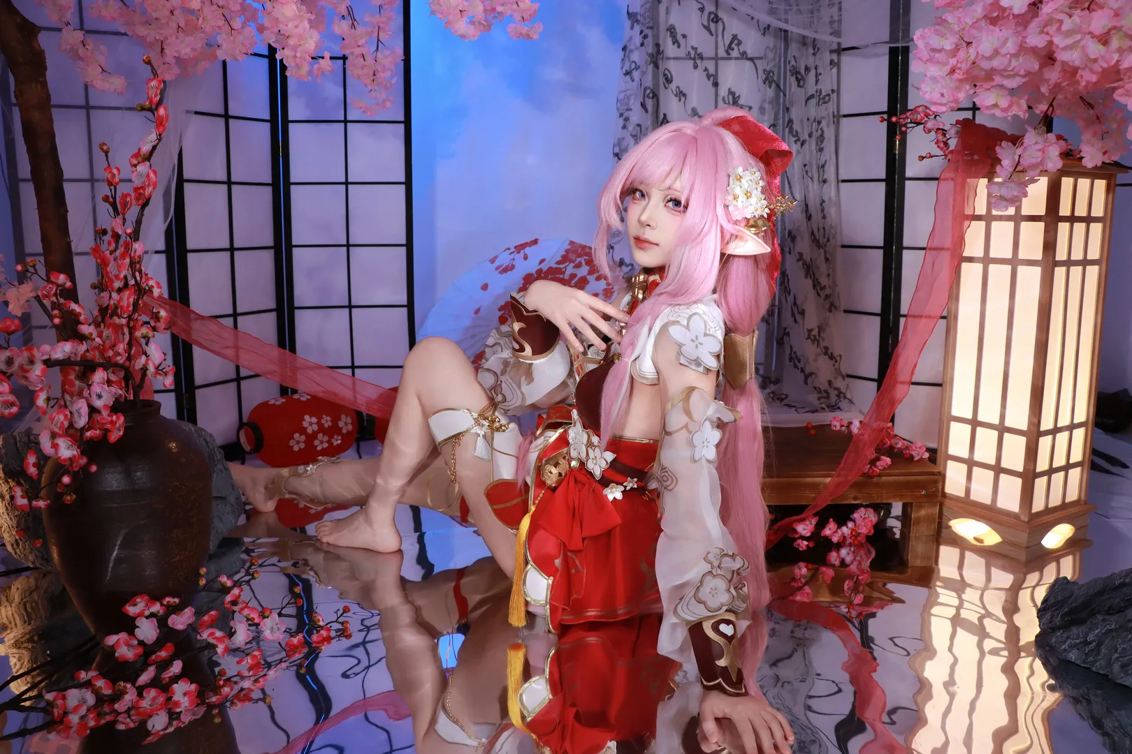 【爱莉希雅cos】崩坏3春好桃夭，红白交织的甜美瞬间 - 第 6 张