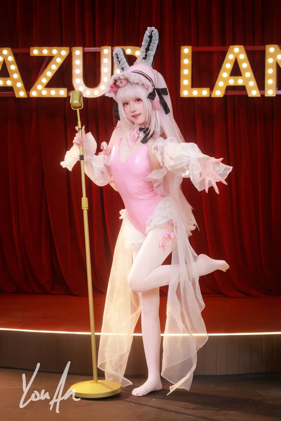 【碧蓝航线cosplay】舞台灯光下的粉色兔耳歌姬 - 第 1 张