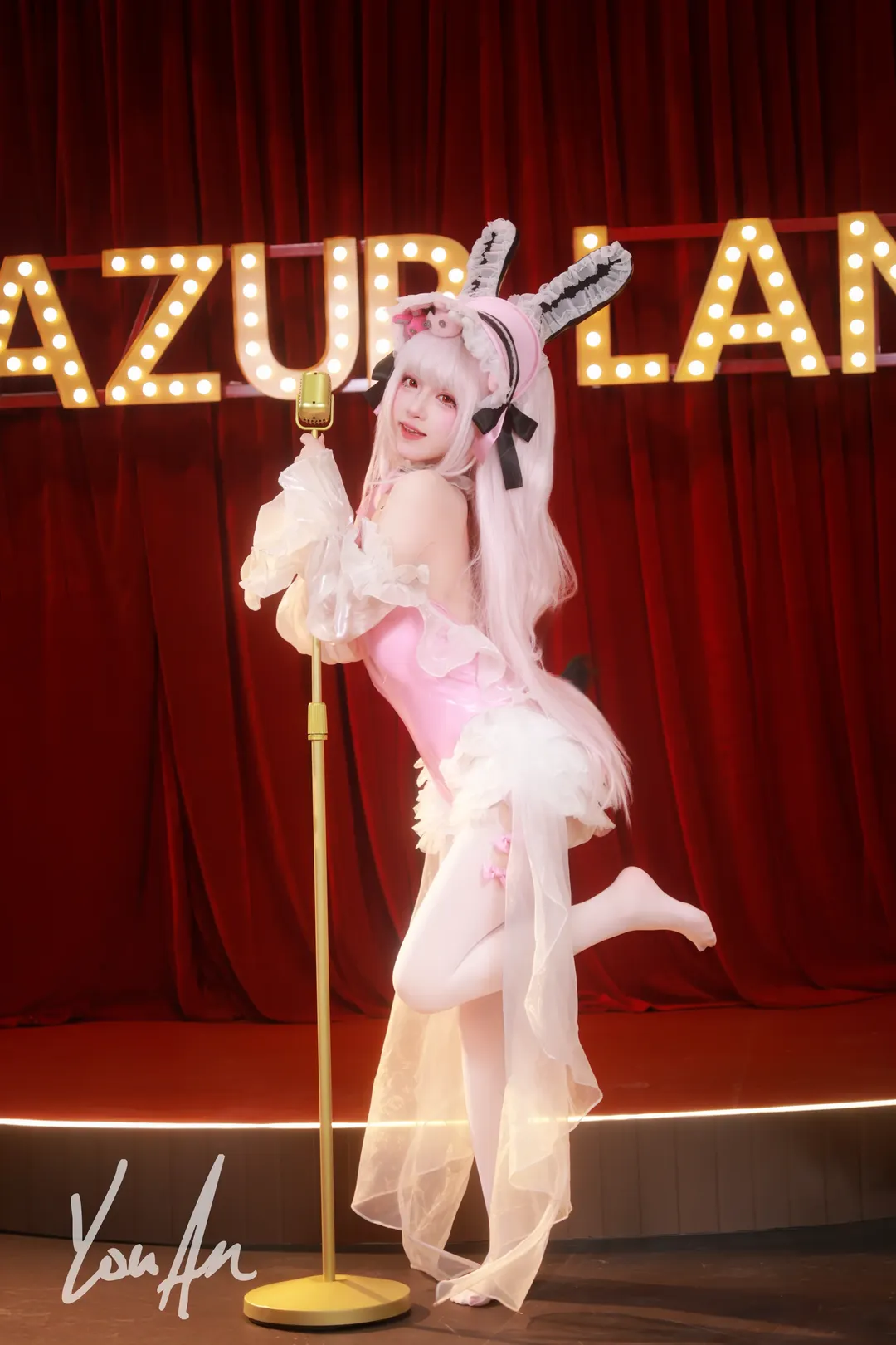 【碧蓝航线cosplay】舞台灯光下的粉色兔耳歌姬 - 第 2 张