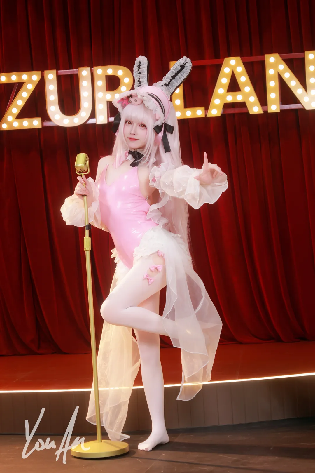 【碧蓝航线cosplay】舞台灯光下的粉色兔耳歌姬