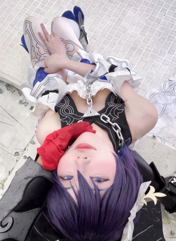 【希儿cos】崩坏3暗夜静谧，俯拍视角下的清冷与慵懒 - 第 1 张