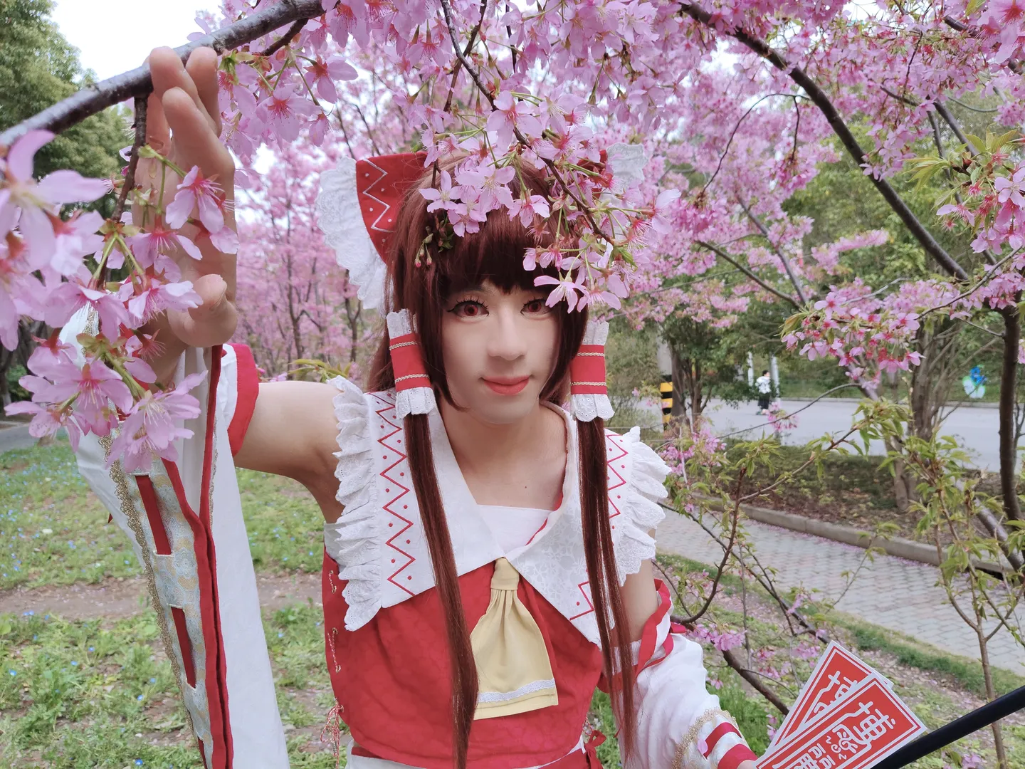 [Reimu Hakurei Cosplay] Spring Memories of a Shrine Maiden and Cherry Blossoms - Image 2