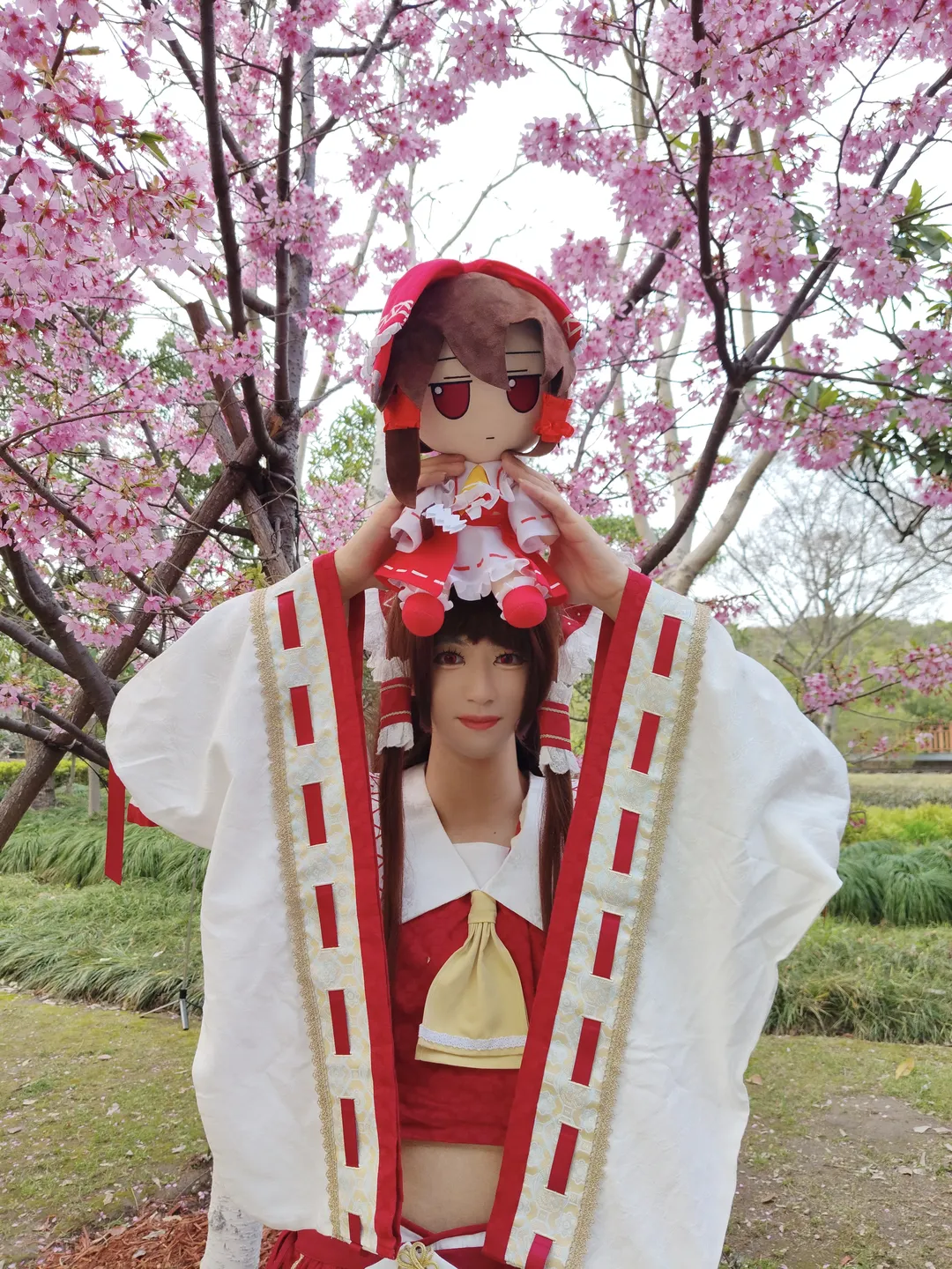 【博丽灵梦cos】樱花树下的灵梦与Fumo的春日漫游