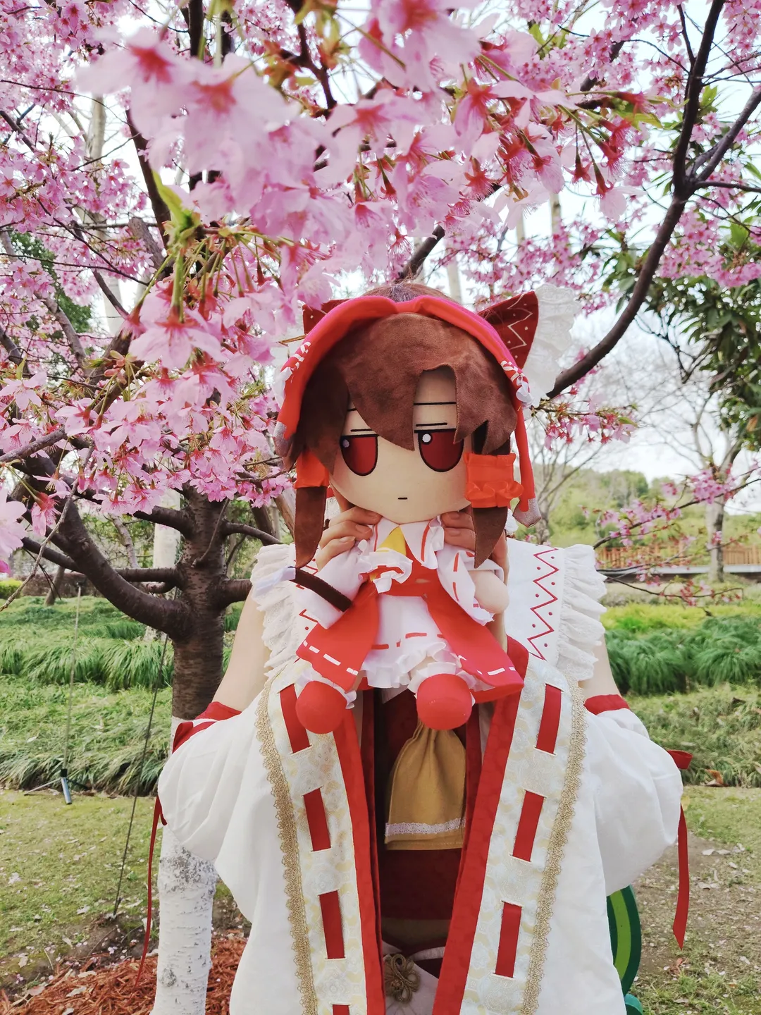 【博丽灵梦cos】樱花树下的灵梦与Fumo的春日漫游 - 第 2 张