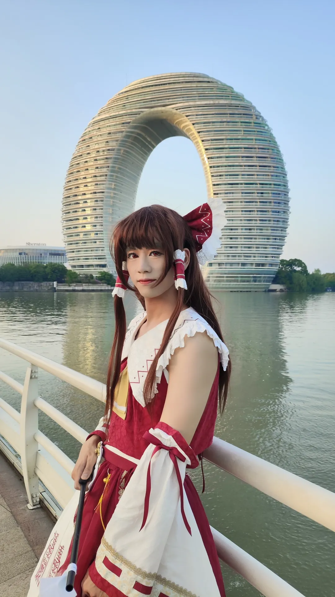 【博麗霊夢コスプレ】太湖の「馬桶圏（便座ホテル）」傍らに佇む紅白の巫女 - 2 枚目