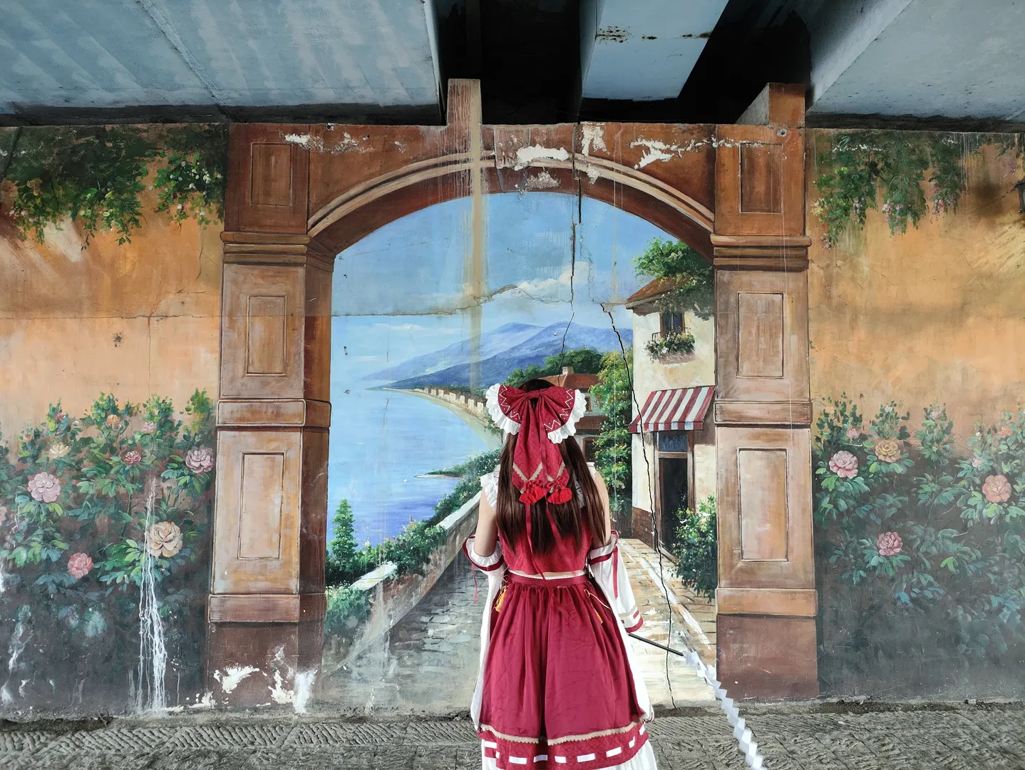【博麗霊夢コスプレ】太湖の「馬桶圏（便座ホテル）」傍らに佇む紅白の巫女 - 3 枚目