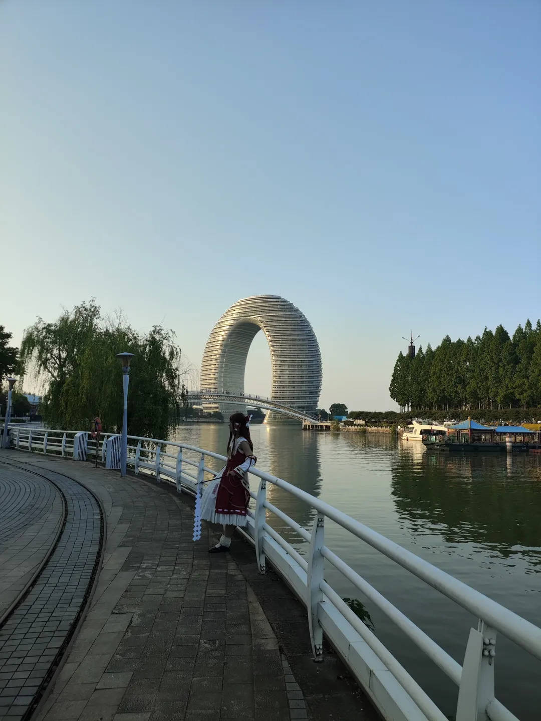 【博麗霊夢コスプレ】太湖の「馬桶圏（便座ホテル）」傍らに佇む紅白の巫女 - 5 枚目