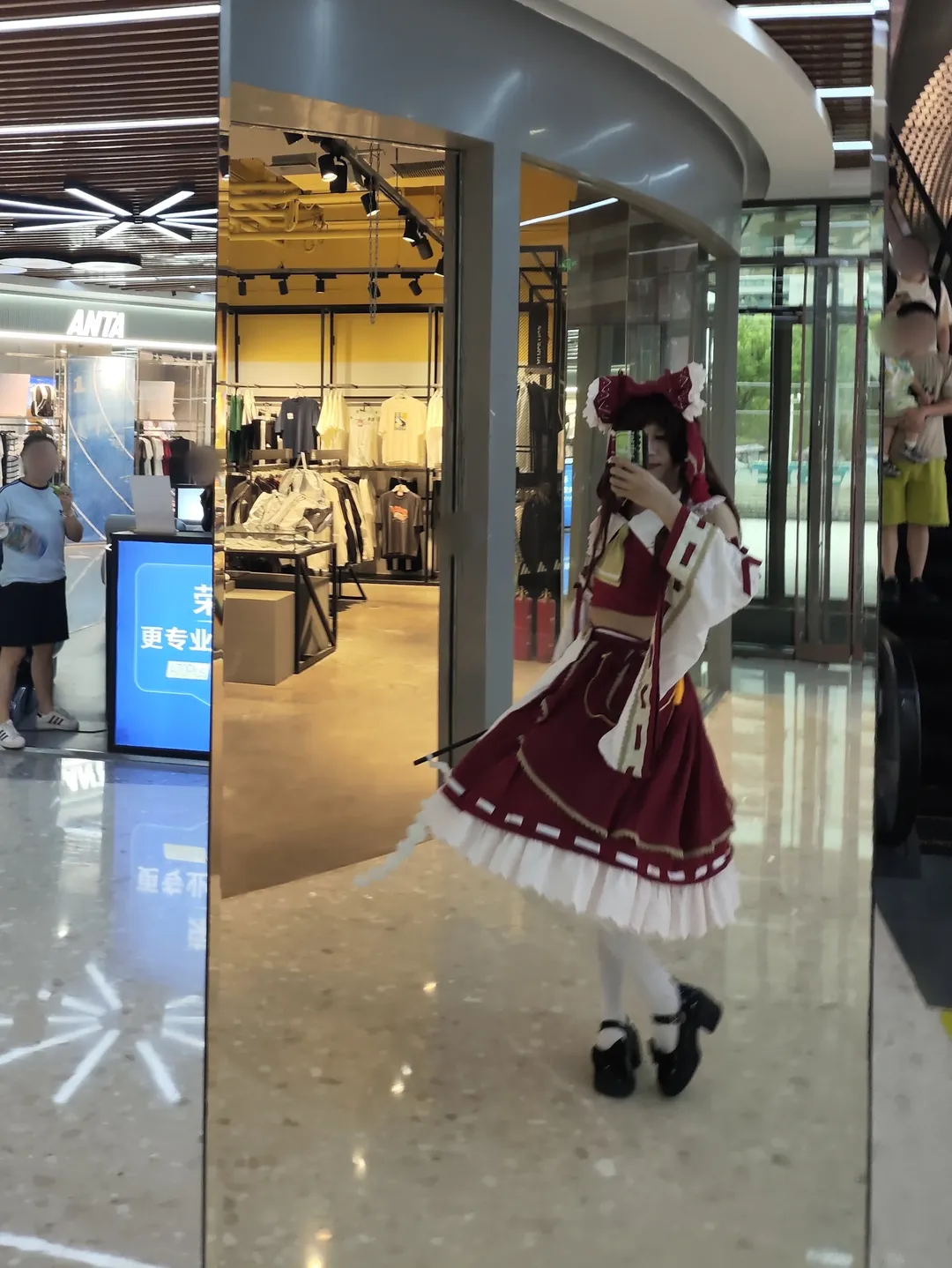 【博丽灵梦cos】东方project经典红白造型的商场镜前实录 - 第 2 张