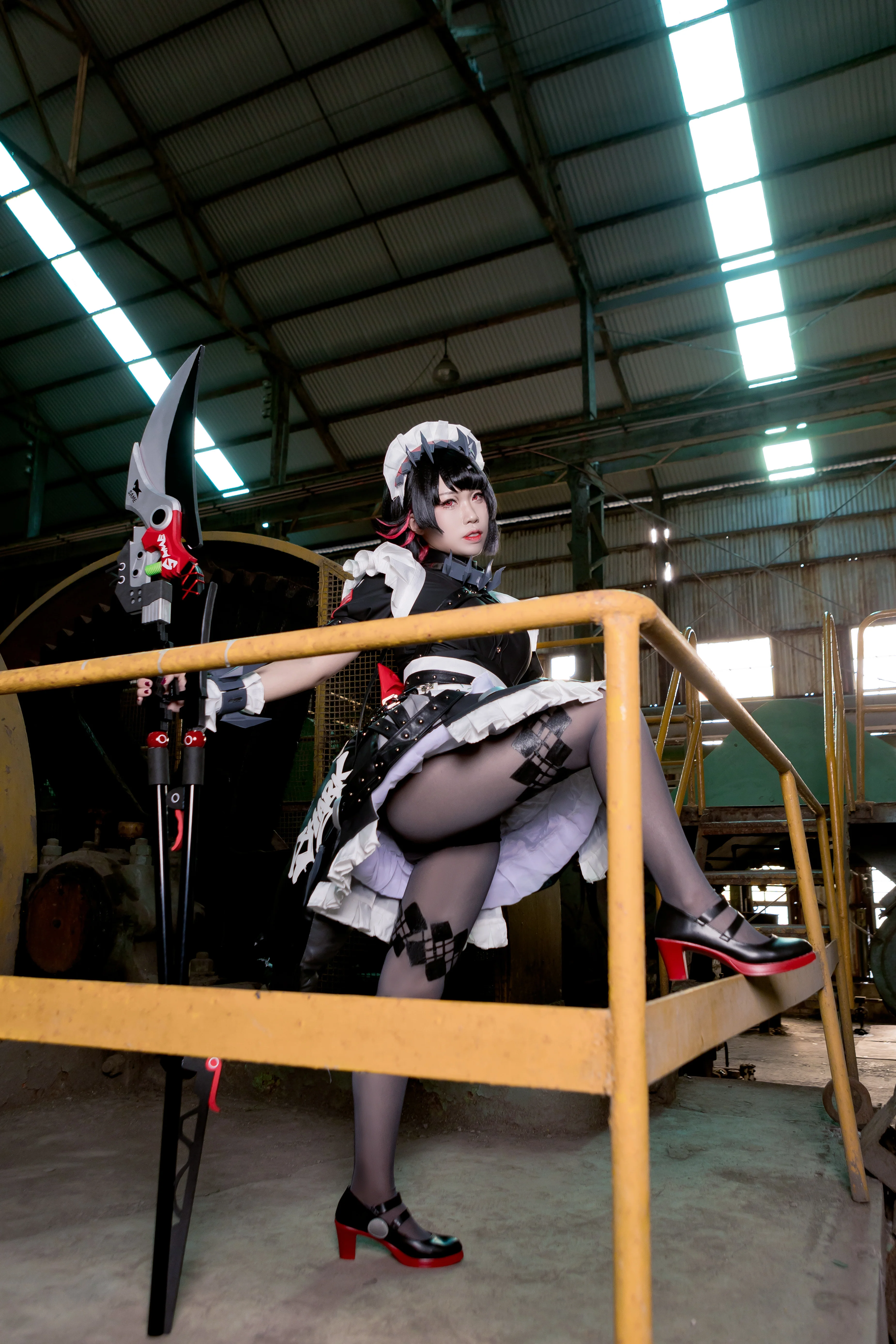 【绝区零艾莲cos】工业废墟中的鲨鱼妹战斗女仆 - 第 9 张