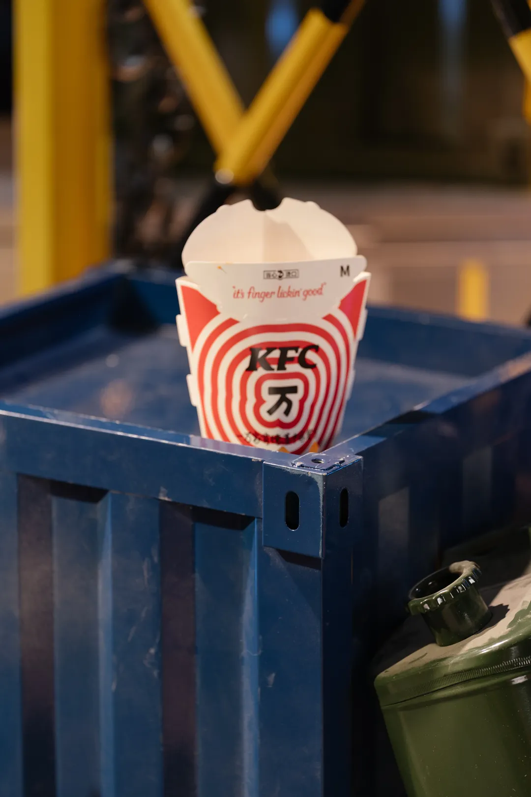 【千夏cos】KFC联动皮肤工业风外景拍摄 - 第 2 张