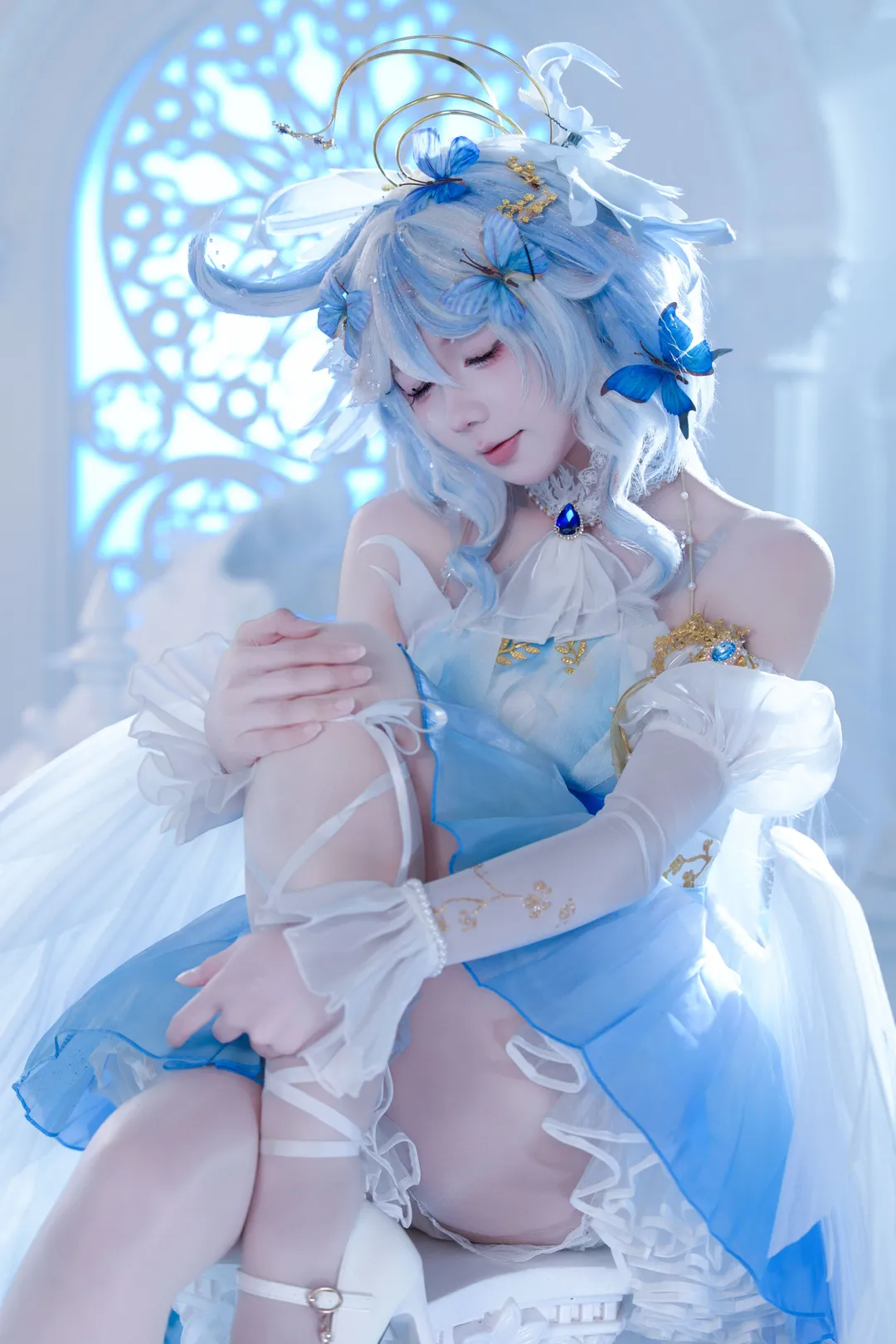 【芙宁娜cos】圣音套装的蓝白辉光，定格水神的静谧瞬间