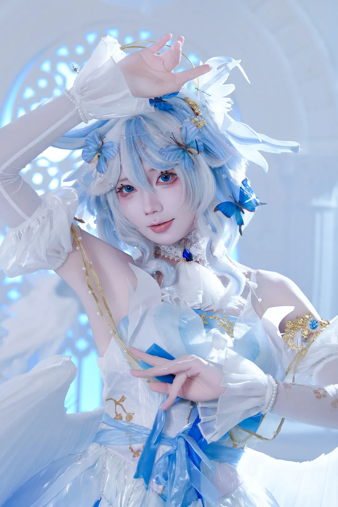 【フリーナ コスプレ】聖音衣装の青と白の輝き、水神の静謐な瞬間を刻む - 4 枚目
