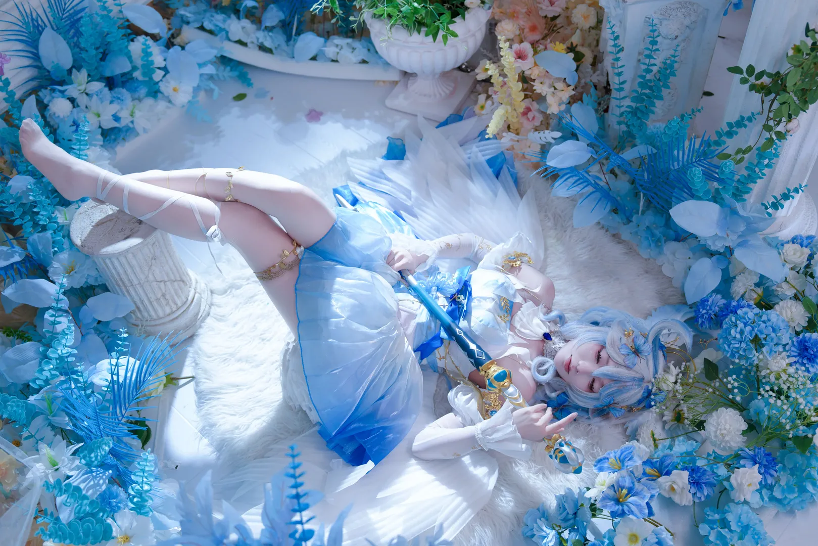【フリーナ コスプレ】聖音衣装の青と白の輝き、水神の静謐な瞬間を刻む - 6 枚目