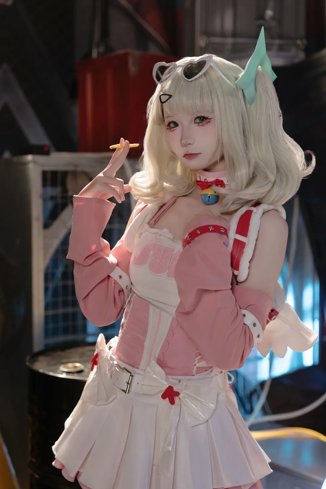 【千夏 コスプレ】『ゼンレスゾーンゼロ』KFCコラボスキン本番写真Vol.2、インダストリアル空間で魅せる甘かわスタジオ撮影 - 1 枚目
