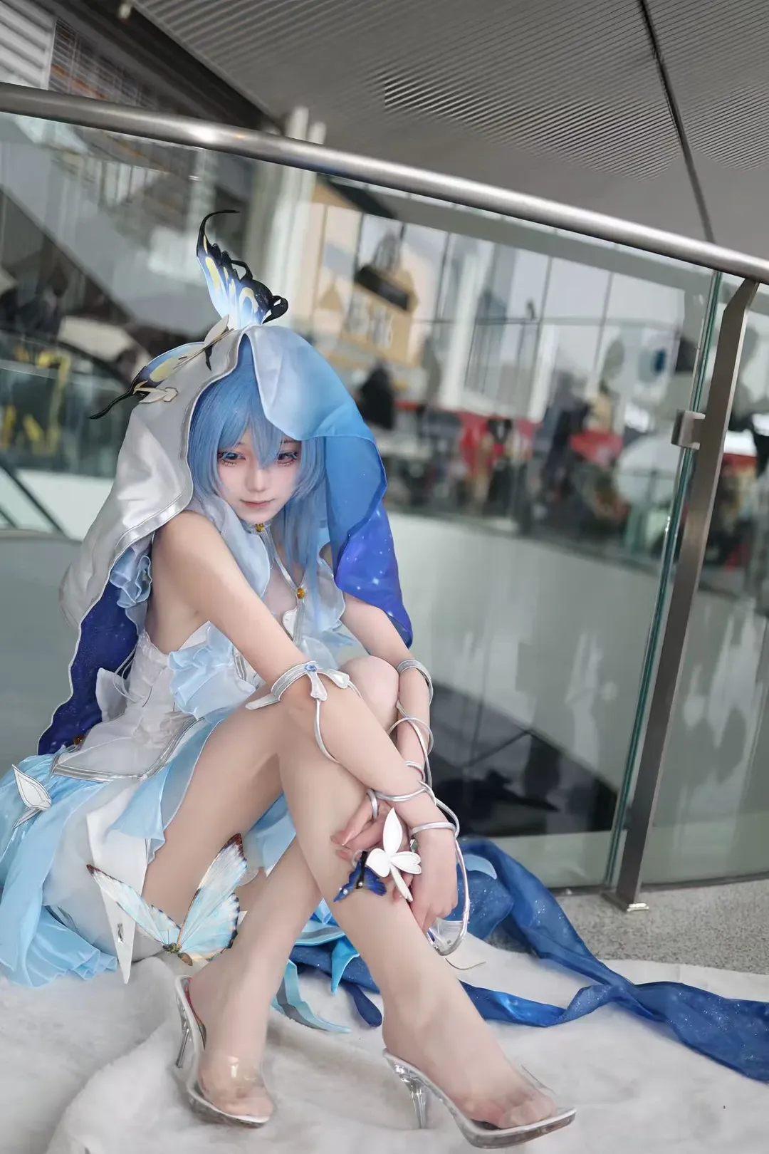 【守岸人cos】漫展玻璃幕牆前的一抹藍與白 - 第 1 張