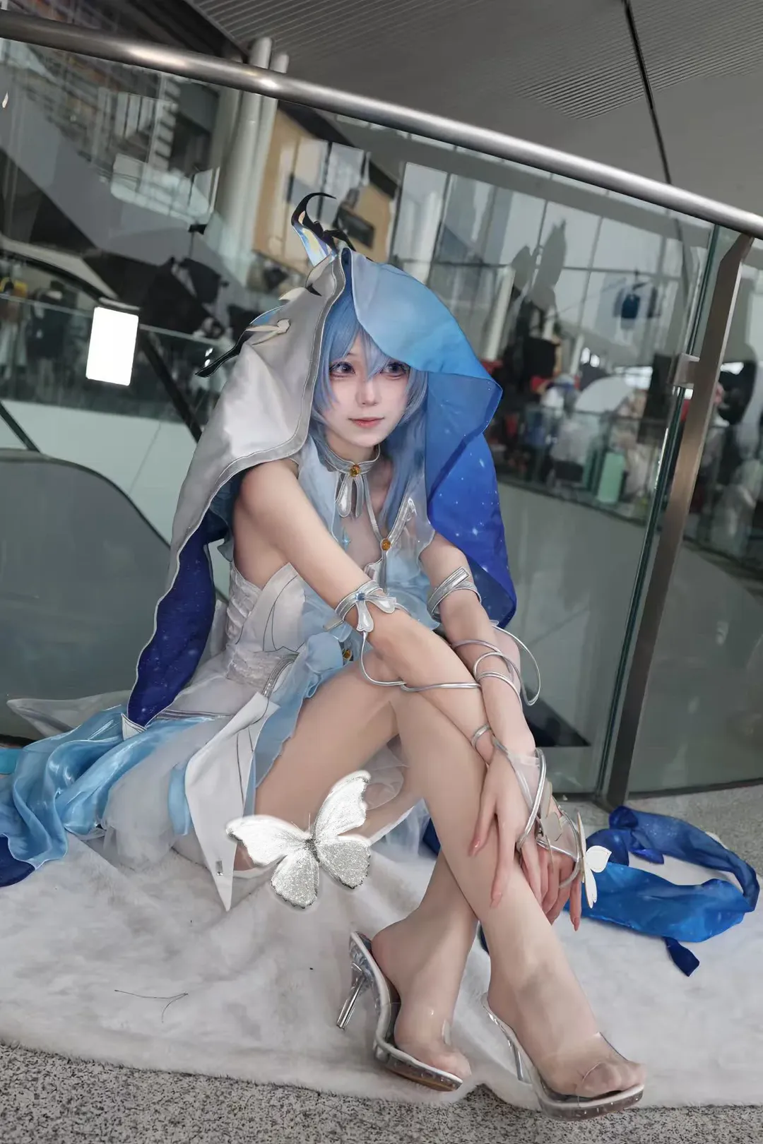 【守岸人cos】漫展玻璃幕牆前的一抹藍與白 - 第 2 張