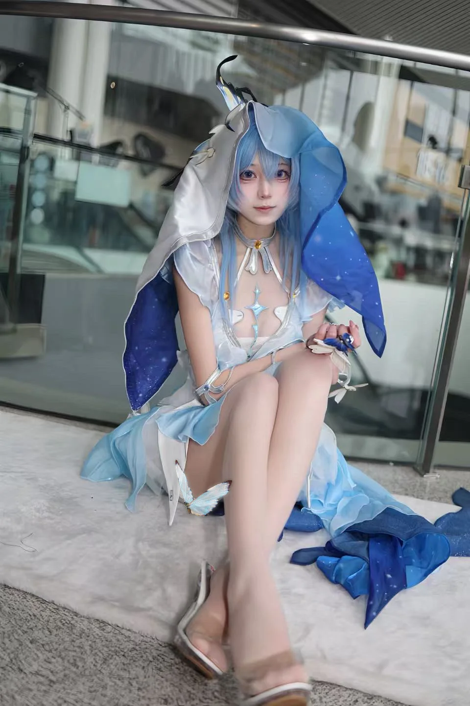 【守岸人cos】漫展玻璃幕牆前的一抹藍與白 - 第 3 張