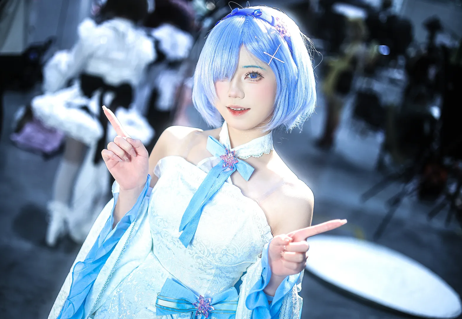 【蕾姆cos】蓝白色礼服在漫展现场的可爱瞬间 - 第 2 张