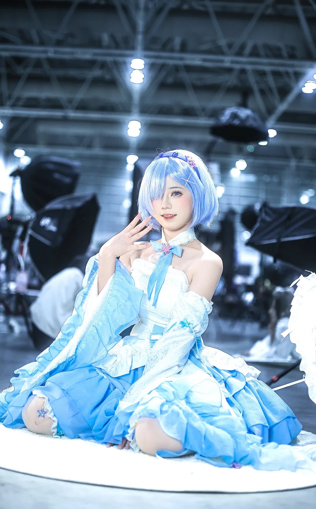 【蕾姆cos】蓝白色礼服在漫展现场的可爱瞬间 - 第 3 张