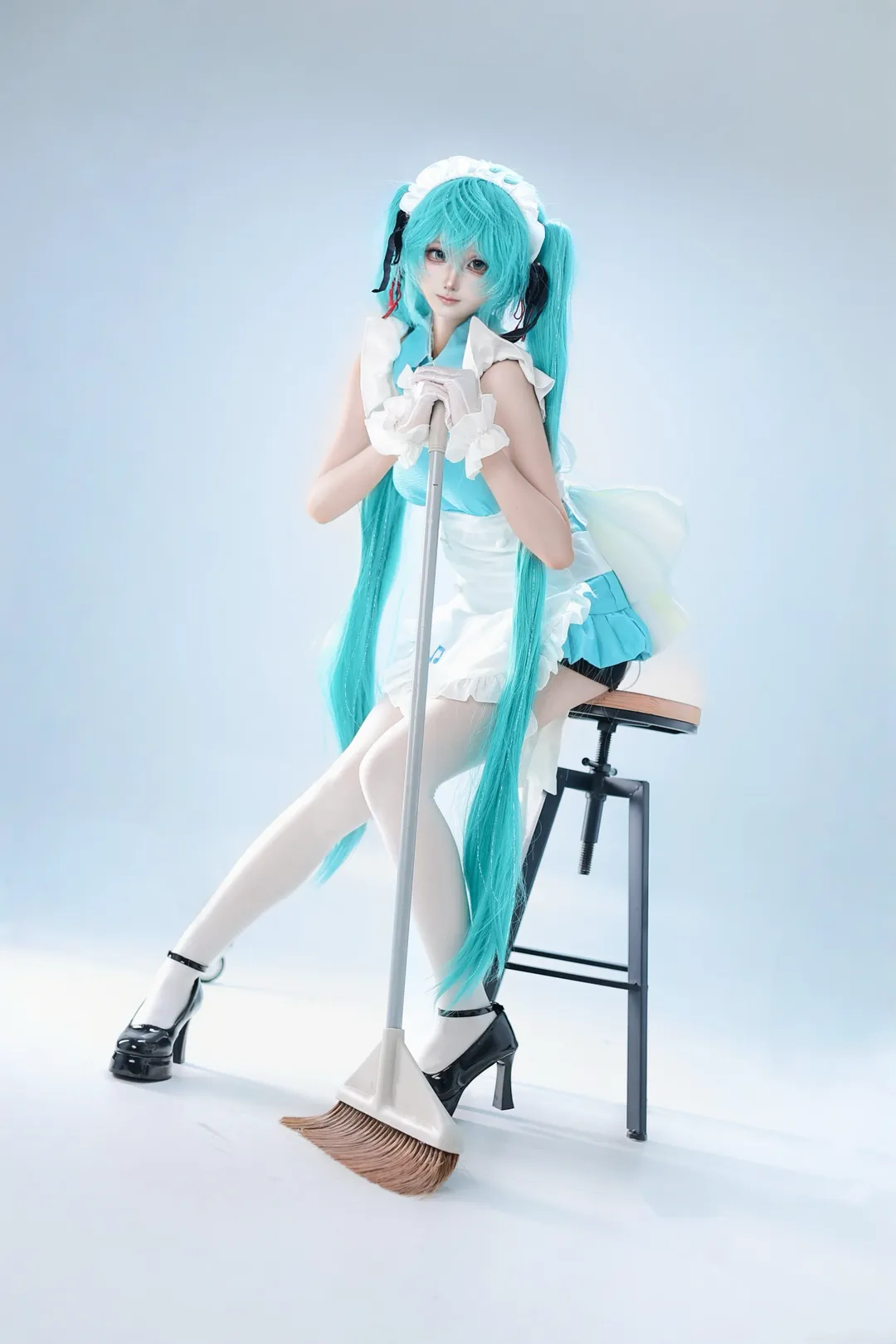 【初音ミクコスプレ】メイド体験、ほうきを手にしたもう一つの日常 - 2 枚目