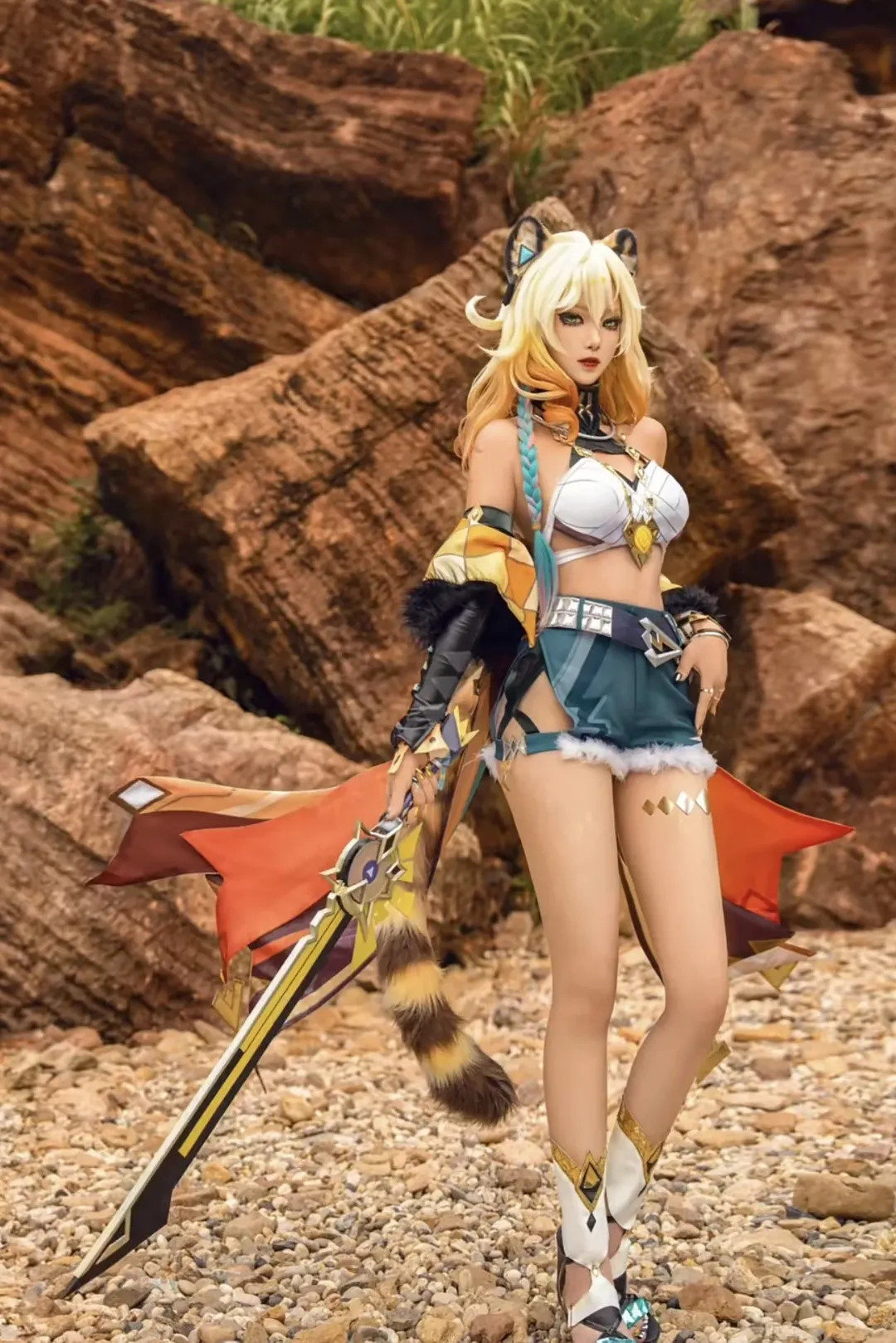 【希诺宁cos】原神里的豹女，在戈壁中还原大世界跑图手感