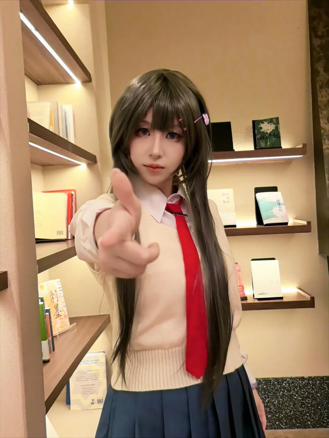 【樱岛麻衣cos】青春猪头少年不会梦到兔女郎学姐，书店里的经典指人 - 第 1 张